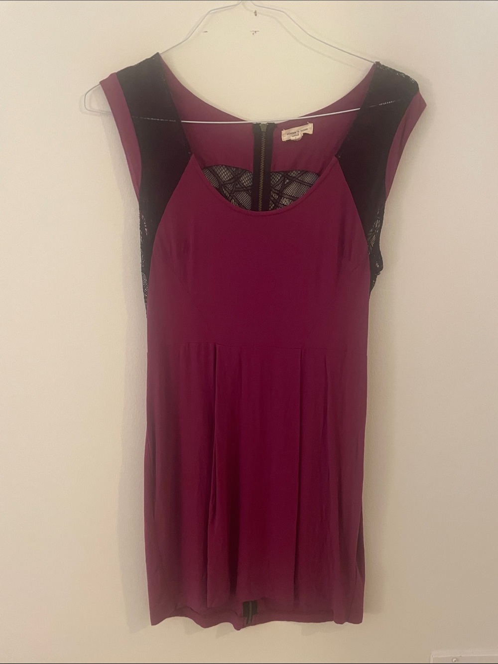 silence + noise Wine and Black Lace-Panel Sleeveless Tunic